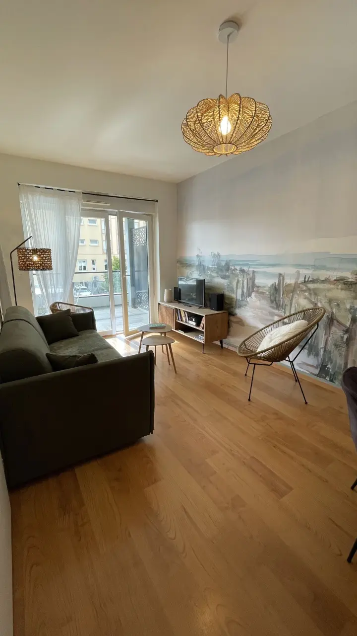 aménagement d'un salon tout en longueur. papier peint. astuce pour agrandir l'espace panoramique